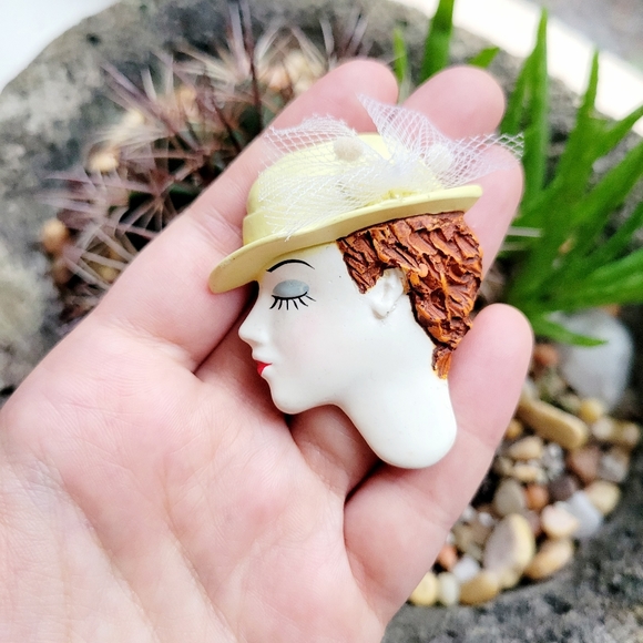 Vintage Profile of a Woman Brooch Pin - Picture 1 of 5